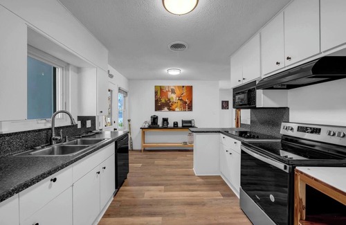 Kingsland House | Perfect Pair-Lakehouse on LBJ!