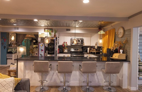 Palm Valley House | Perfect & Private - 2 lg bedrooms, huge kitchen, hot-tub & more "Summer Special"