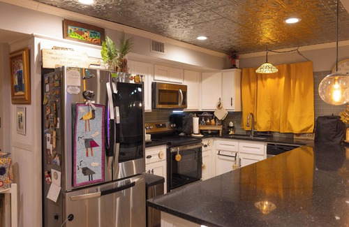 Palm Valley House | Perfect & Private - 2 lg bedrooms, huge kitchen, hot-tub & more "Summer Special"