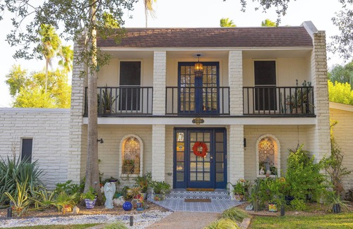 Palm Valley House | Perfect & Private - 2 lg bedrooms, huge kitchen, hot-tub & more "Summer Special"