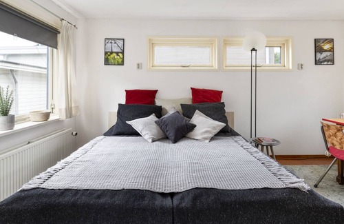 Stadionbuurt Bed & Breakfast | Perfect Private Studio In UNIQUE Houseboat Village!