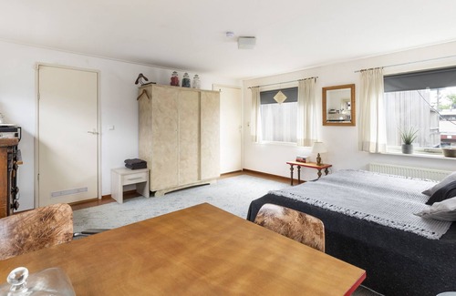 Stadionbuurt Bed & Breakfast | Perfect Private Studio In UNIQUE Houseboat Village!