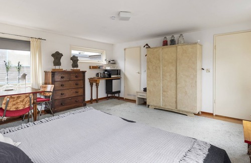 Stadionbuurt Bed & Breakfast | Perfect Private Studio In UNIQUE Houseboat Village!