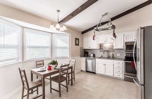 Overland Park House | Perfect retreat for family, friends or colleagues - spacious single family in OP