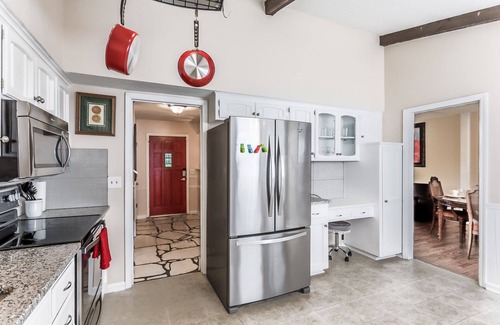 Overland Park House | Perfect retreat for family, friends or colleagues - spacious single family in OP