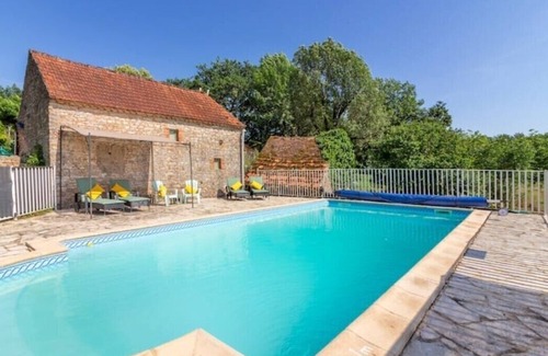 Gindou House | Perfect retreat for artists or couples, young and old.