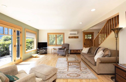 Bingen House | Perfect River Location and Views! Amazing Remodel!