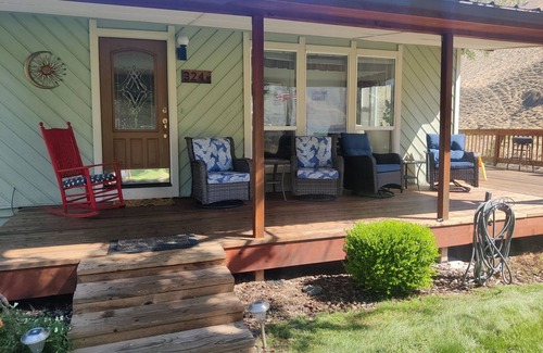 Riggins House | Perfect Riverfront Getaway!