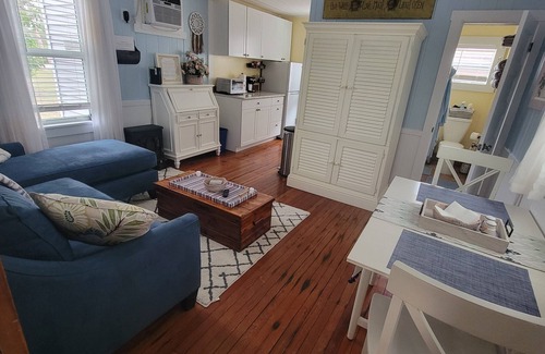 Venice Cottage | Perfect Riverside Getaway! Enjoy Hiking, Kayaking, or Relaxing by the Firepit!