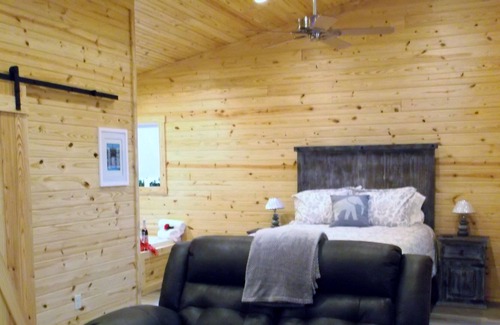 Jones Mills Cabin | " Perfect Romantic Studio Cabin by the creek for two "