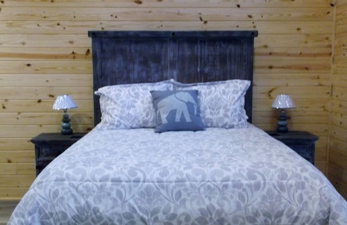 Jones Mills Cabin | " Perfect Romantic Studio Cabin by the creek for two "