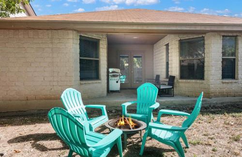 Southside House | Perfect SA Getaway! Near Lackland SeaWorld Alamo Riverwalk