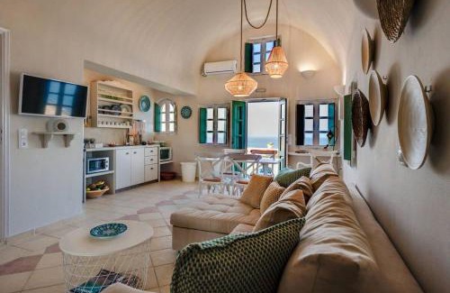 Kamari Villa | Perfect Santorini Villa 2 Bedrooms Michelangelo Beach Villa Outdoor Jacuzzi & Beautiful Views Oia