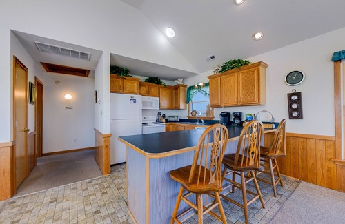 Palisade Acres House | Perfect semi-oceanfront Getaway with Full Kitchen, WIFI, and A/C | Dog-friendly