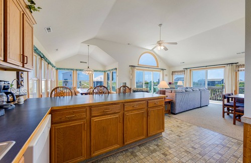 Palisade Acres House | Perfect semi-oceanfront Getaway with Full Kitchen, WIFI, and A/C | Dog-friendly