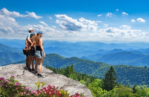 Gatlinburg - Pigeon Forge House | Perfect Smoky Mountain Cabin Getaway by Pigeon Forge w/Firepit+Hottub+Pool+Views