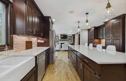 Sioux Falls House | Perfect Stay for Big Groups and Bigger Memories - Theatre,Huge Yard,Sport Court