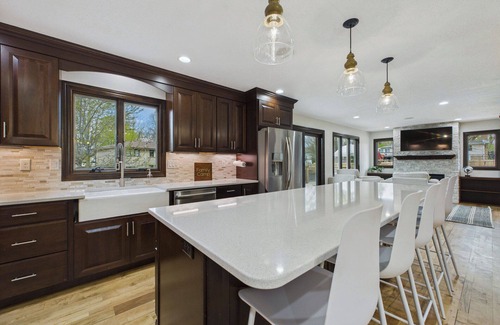 Sioux Falls House | Perfect Stay for Big Groups and Bigger Memories - Theatre,Huge Yard,Sport Court