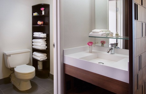 Wilburton Hotel | Perfect Staycation! Onsite Pool and Parking, Short Drive to Bellevue Square!
