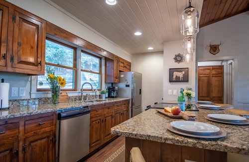 Highlands House | Perfect Upscale 2/2 Indoor/Outdoor Living 4100 elv. 0.8 mi to Main St. New HVAC