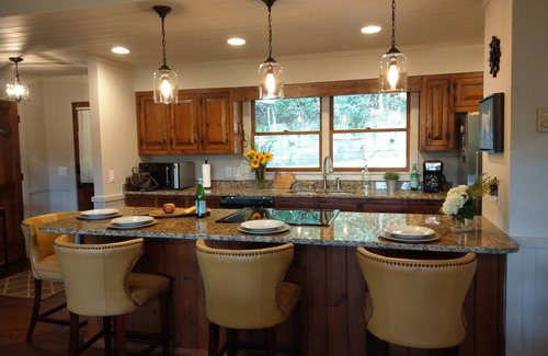 Highlands House | Perfect Upscale 2/2 Indoor/Outdoor Living 4100 elv. 0.8 mi to Main St. New HVAC