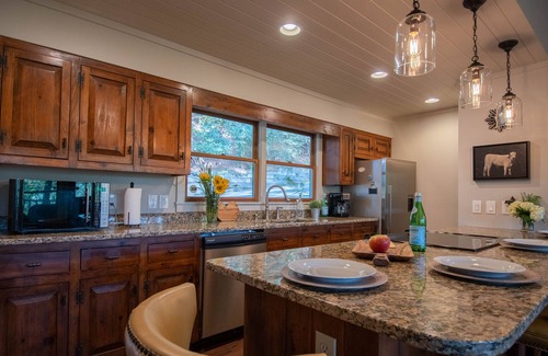 Highlands House | Perfect Upscale 2/2 Indoor/Outdoor Living 4100 elv. 0.8 mi to Main St. New HVAC