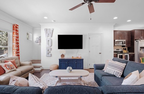 Auburn Condo | Perfect Walkable 2/2.5 Game Day Condo in Auburn with Tailgate parking spot!