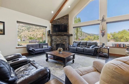 Springville Other | Perfect Wedding Party House, Just a Block from the Springville RANCH!