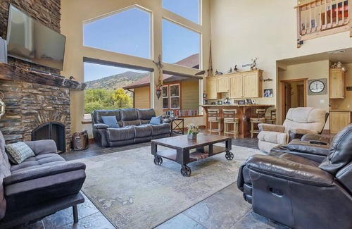 Springville Other | Perfect Wedding Party House, Just a Block from the Springville RANCH!