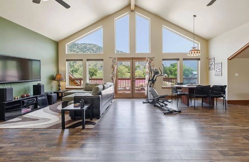 Springville Other | Perfect Wedding Party House, Just a Block from the Springville RANCH!