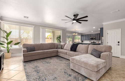 East Mesa House | Perfect winter getaway home {Heated POOL, SPA, BBQ, PUTTING GREEN}