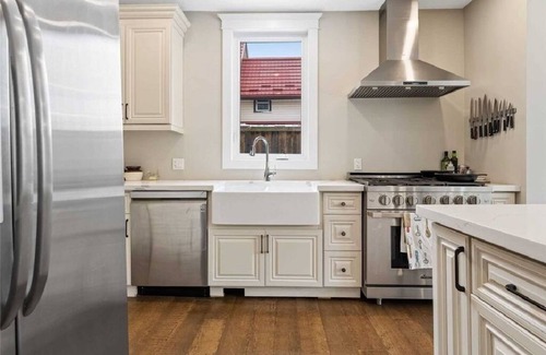 Niagara Falls Villa | Perfection near the River - 4 Bedroom with Main Floor Bedroom and Ensuite Bath