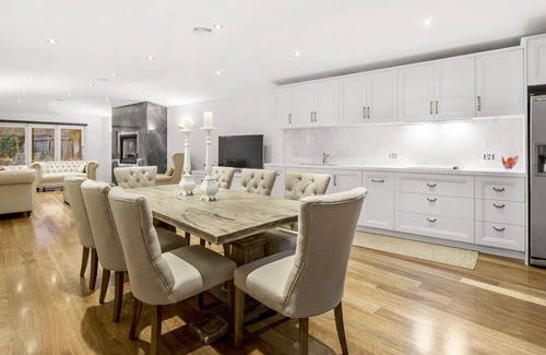 Sorrento House | Perfection Village Bay, In the heart of Sorrento With Pool & Spa (sleeps 14)