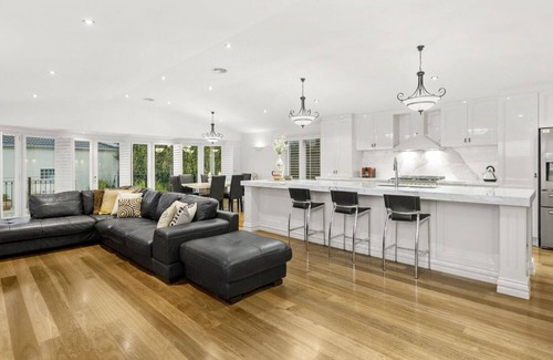 Sorrento House | Perfection Village Bay, In the heart of Sorrento With Pool & Spa (sleeps 14)