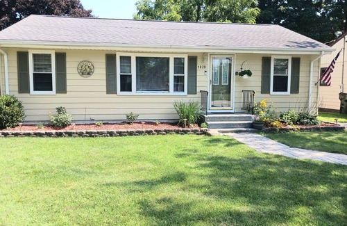Winthrop Harbor House | Perfectly Cozy! Close to so many places. Pet friendly. Great private backyard.