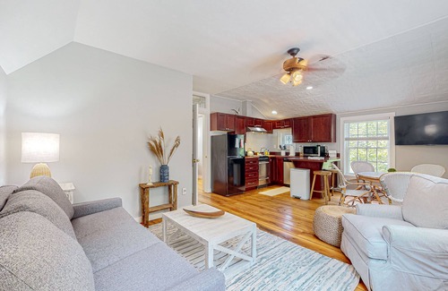 Vineyard Haven House | Perfectly located duplex with comfy layout & beach gear - steps from Main Street