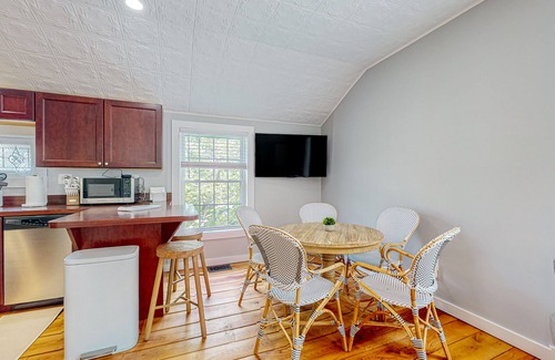 Vineyard Haven House | Perfectly located duplex with comfy layout & beach gear - steps from Main Street