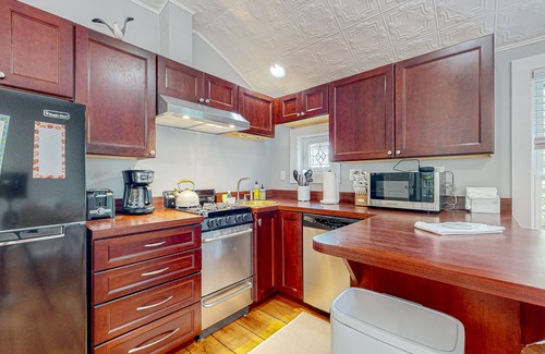 Vineyard Haven House | Perfectly located duplex with comfy layout & beach gear - steps from Main Street