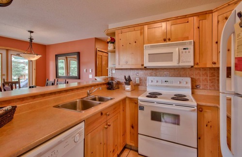 Sun Peaks House | Perfectly Located beautiful 4 bedroom townhouse
