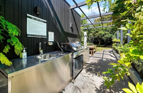 Caulfield North Apartment | Perfectly Located Executive 1BR at Caulfield North
