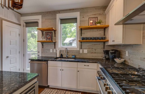Eighth Avenue House | Perfectly located/Walk to bars- Close to Broadway