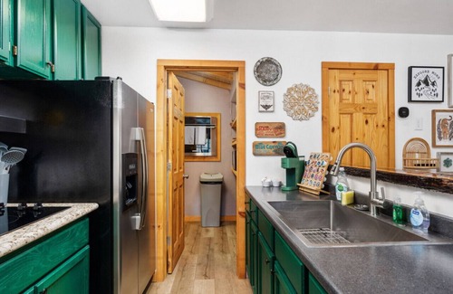 Oakhurst Cabin | Perfectly located Yosemite boho cabin with HOT TUB