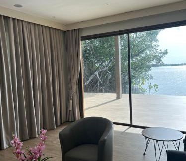 Comoe Hotel | Pergola House