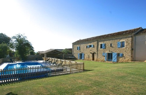 Villeneuve d'Aveyron House | Period Farmhouse, sleeps 12, large 12m x 6m pool, barn, big garden, courtyard