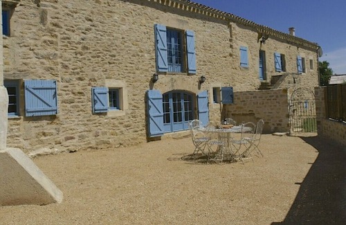 Villeneuve d'Aveyron House | Period Farmhouse, sleeps 12, large 12m x 6m pool, barn, big garden, courtyard