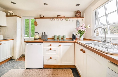 Downderry Cottage | Period luxury 55m fm beach.real fire/free parking/beach/dog friendly/seaviews