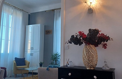 Grasse Apartment | Perle D'azur: Appartement de 56 m2, Charme Avec Plafonds Majestueux, à Grasse"