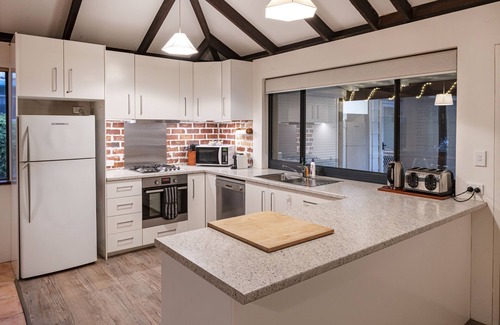 Dunsborough House | Peron Cottage by the Bay – huge backyard for your fur babies