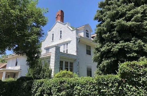 Sioux Falls House | Perry Mansion - Historic Victorian Retreat