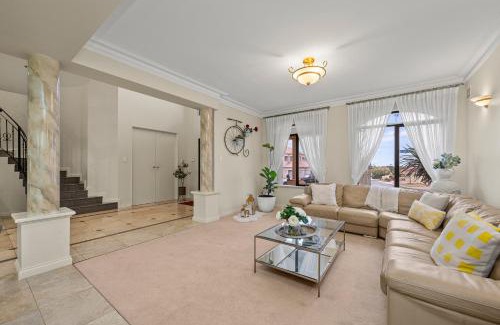 Dianella House | Perth 2-Story, Views, BBQ & More